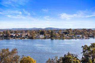 Modern 4BR Mirraboo Home with Panoramic Lake Views - 9
