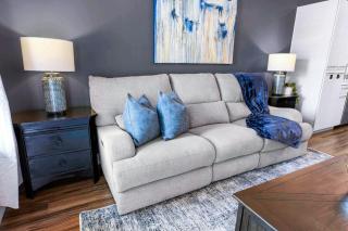 Deluxe Central 1BR 1BA Pool,Hot Tub,Gym,Parking - 3