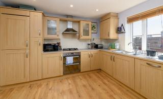 Lovely 2 Bed Only 5 min Walk to Bus and Easy Bay Access - 7