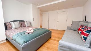 Modern 3-bedroom flat in Holloway with Private Patio & WiFi near Islington , Kings Cross , Camden Town - 3