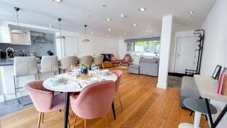Modern 3-bedroom flat in Holloway with Private Patio & WiFi near Islington , Kings Cross , Camden Town - 6