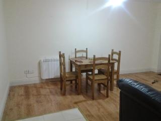 Galway 2-Bed Apt Sleeps 4 5-min walk to Station - 4