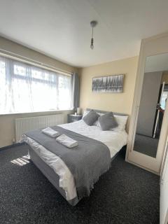 Shortlet Express, Beautiful 3 bedroom House in Rainham - 6