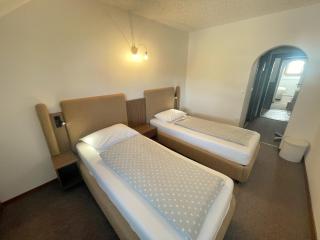 Motel Reich - 1