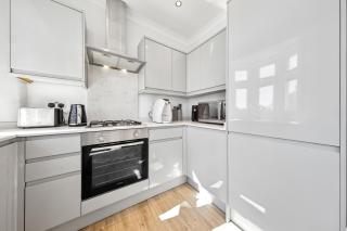 Quiet 2-Bed Flat, Sleeps 5, Free Parking Included - East Barnet - 4