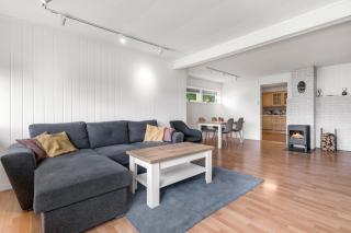 Cozy Arctic Hideaway l Fireplace l Parking - 5