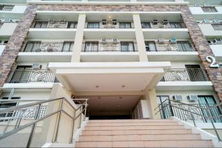 7F Cozy 2BR Condo - Central Location - 2