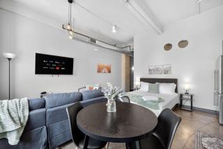 Stunning Downtown Apartment with Pool, Laundry, Parking - 0