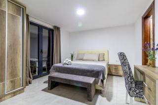 Shkreli Inn - 2