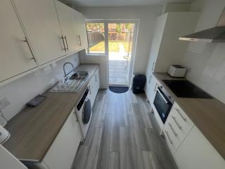 3 Bedroom House - Sleeps 5 & Free Parking - 1