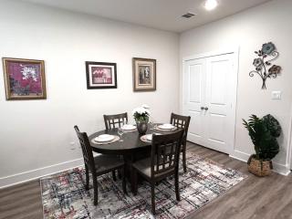 Stylish, King Bed, Ground Floor 2BR Apt, Near Pavilion & Mall - 4