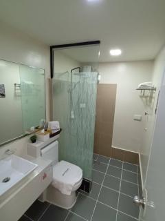 Serene Condo Retreat in Lapu-Lapu with Stunning Views - - 5