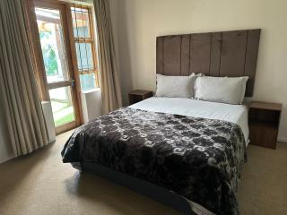 Suite Dreams Gorgeous Garden Holiday Home - 4