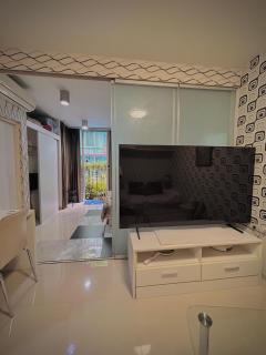 Stylish Bangkok Condo Furnished, Pool View Prime Location - 8