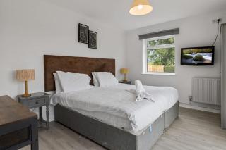 Tor Cottage -Private Hot Tub & Communal Swimming Pool with Fishing nearby 2 Dogs Max - 5