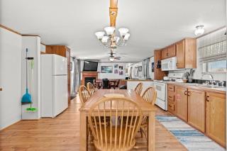 Waterfront - River Shack Retreat - Kayaks included - 5