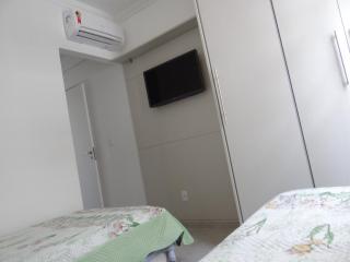 Guarujá-Pitangueiras com sacada gourmet e camareira - 2