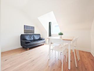 Tolstov Apartments - 3 Room Attic Apartment - Kitchen - 5 min to Messe DUS - 8