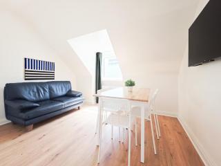 Tolstov Apartments - 3 Room Attic Apartment - Kitchen - 5 min to Messe DUS - 0