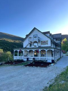 Heartbreak Hotel - 8