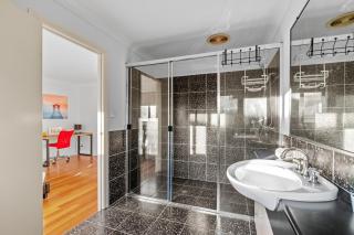 Refined Surfers Paradise Home - 8