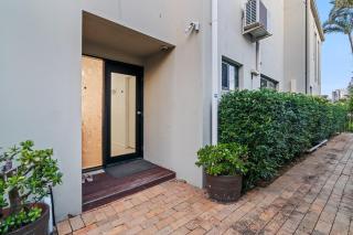 Refined Surfers Paradise Home - 6