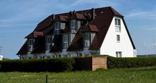 Ferienhaus Südblick am Meer in Breege, Meerblick von allen drei Etagen, Terrasse, Balkon, Sauna und Parkplatz - 6