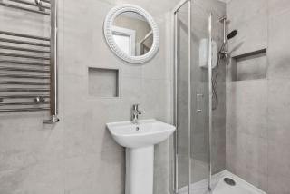 NEW! 6BR Gem, By Clarendon Stays, Free Parking, Perfect For Groups - 1