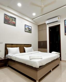 Urban Home by LuxAuraStays Jewel of India Area, Close to Airport - 6