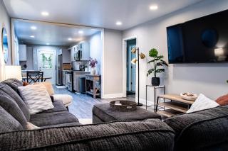 Tucked Away Bungalow Near Airport! - 7