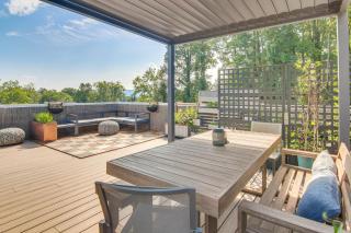 Rooftop Deck, Sweeping Views Chic Home in Brevard - 0