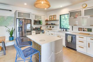 Rooftop Deck, Sweeping Views Chic Home in Brevard - 7