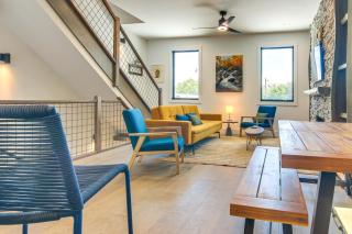 Rooftop Deck, Sweeping Views Chic Home in Brevard - 5