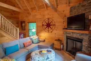 Rock n Rhapsody - Blue Ridge Log Cabin - Minutes to West Jefferson - Fireplace - Foosball - 4
