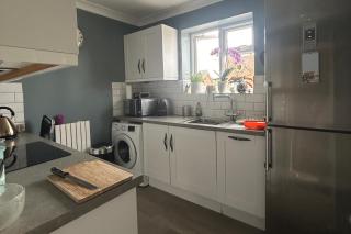 2-Bed Apartment - Sleeps 3 & Free Private Parking - 8