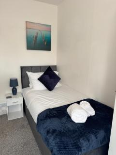 Modern 3-Bed Family Home Sleeps 6 Fast- Wi-Fi Free-Parking- Private Patio - 8