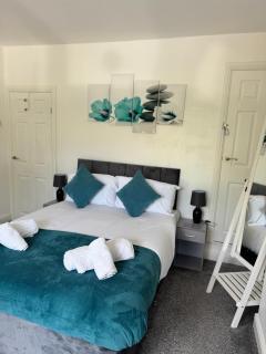 Modern 3-Bed Family Home Sleeps 6 Fast- Wi-Fi Free-Parking- Private Patio - 9