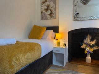 Modern 3-Bed Family Home Sleeps 6 Fast- Wi-Fi Free-Parking- Private Patio - 7