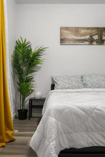 Modern Lux Suite, 8 Minutes to Airport, Dining Nearby - 5