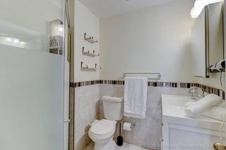 Prestige Manor, 6BR with Sunroom and 3400 Sqft by Instant Suites - 6