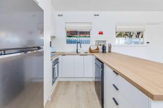 Beachy Breeze, Sleeps 4, Steps to Scarb Beach - 3