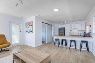 Breezy Beachside 2BR Private Balcony Views - 1