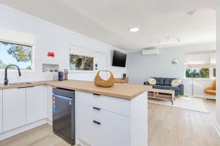 Breezy Beachside 2BR Private Balcony Views - 7