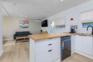 Sun, Surf, WiFi .. Beachy 2Bed w. priv Courtyard - 8