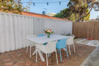 Sun, Surf, WiFi .. Beachy 2Bed w. priv Courtyard - 8