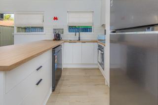 Sun, Surf, WiFi .. Beachy 2Bed w. priv Courtyard - 2