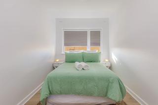 Sun, Surf, WiFi .. Beachy 2Bed w. priv Courtyard - 6