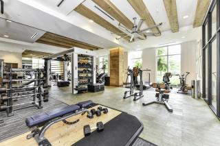 Posh 2BR Retreat Gym Prkng and Scenic Rooftop - 6