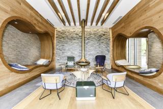 Posh 2BR Retreat Gym Prkng and Scenic Rooftop - 1