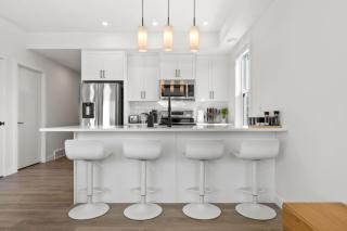 Two Bedroom Townhouse with AC Garage Parking and Wifi - 2